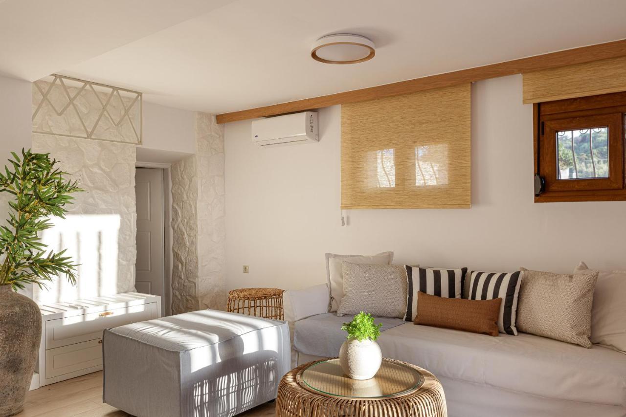 Villa Seashell -Wonderful Newly Renovated Villa On The Beach Galatas  Bagian luar foto