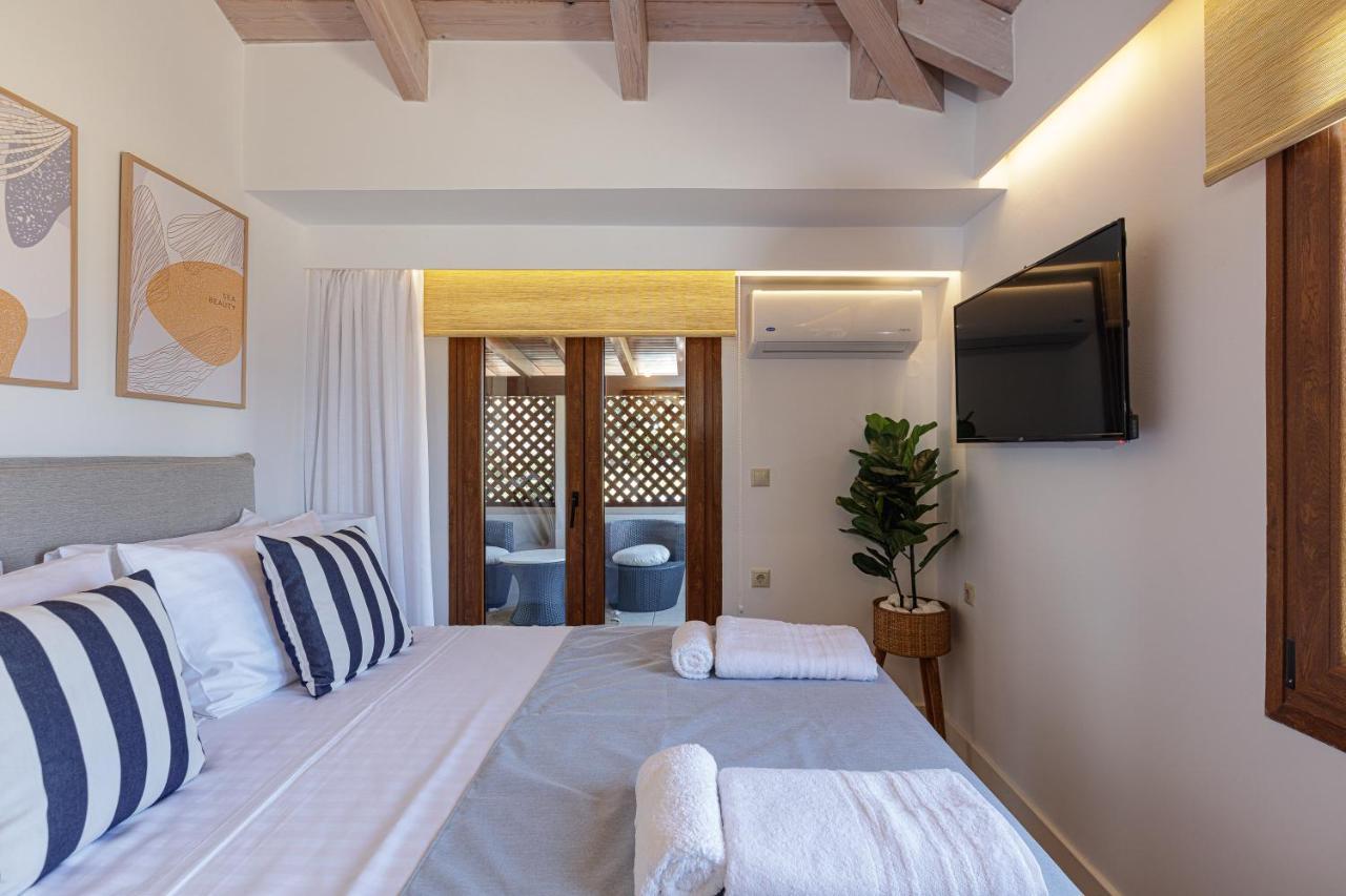 Villa Seashell -Wonderful Newly Renovated Villa On The Beach Galatas  Bagian luar foto