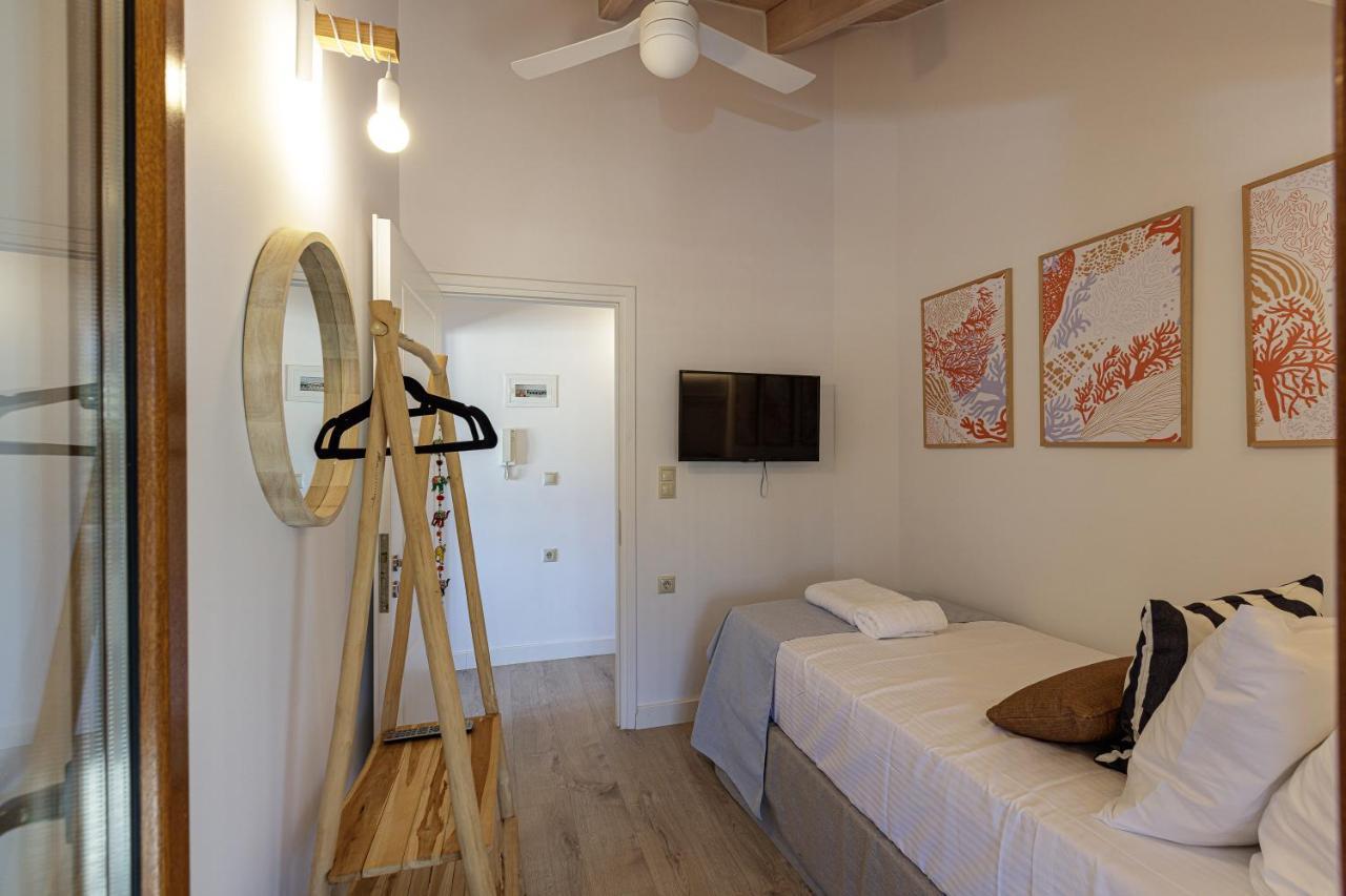 Villa Seashell -Wonderful Newly Renovated Villa On The Beach Galatas  Bagian luar foto