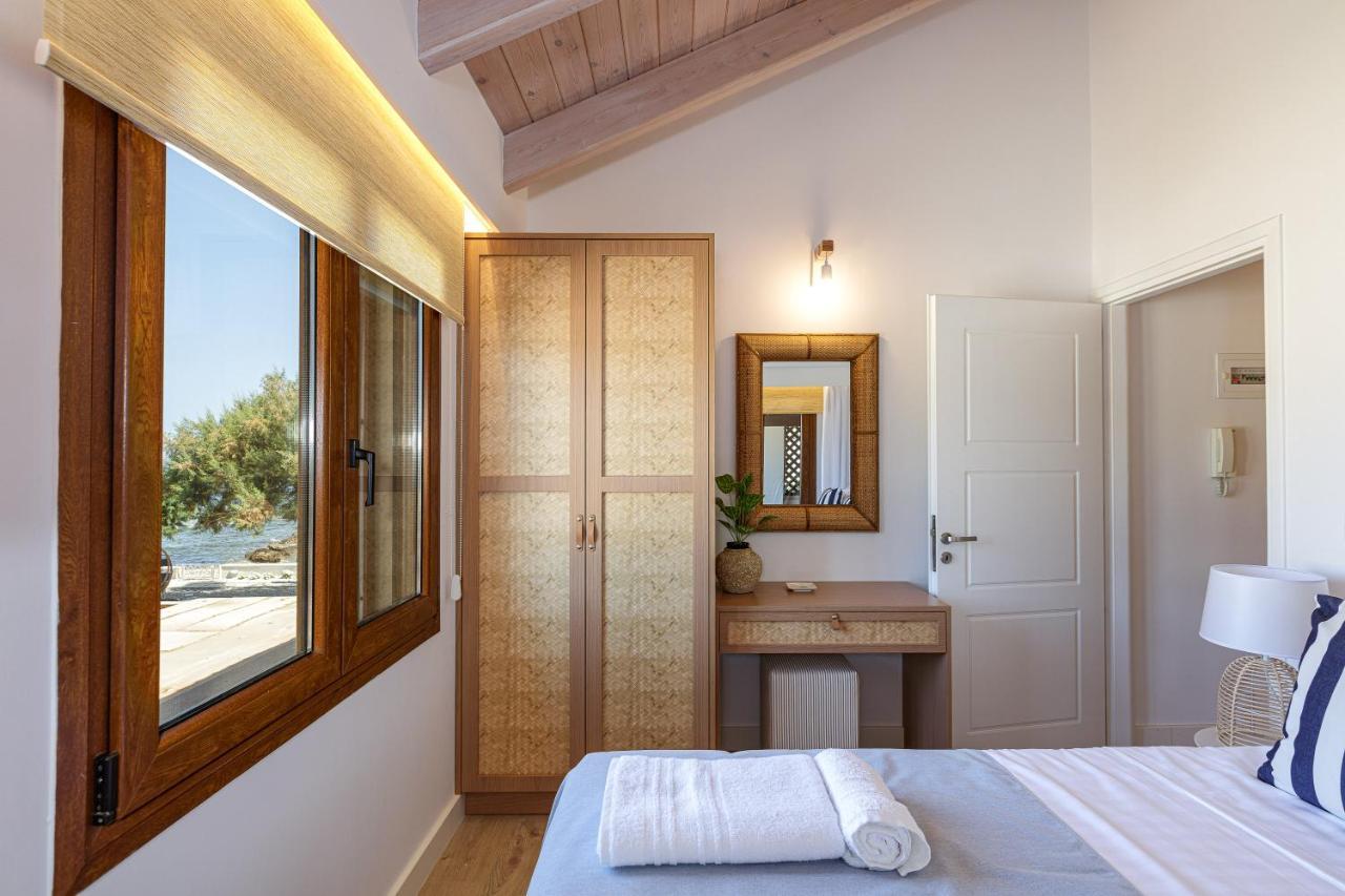 Villa Seashell -Wonderful Newly Renovated Villa On The Beach Galatas  Bagian luar foto