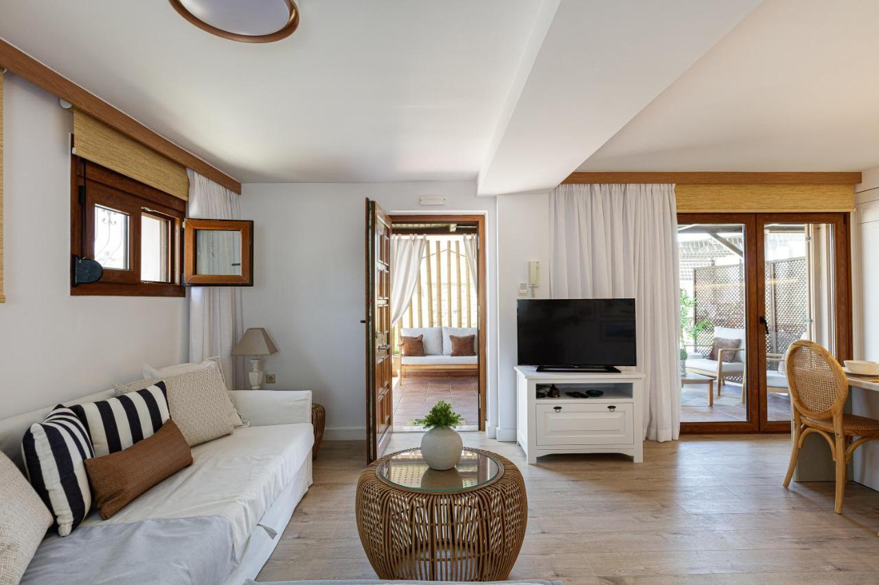 Villa Seashell -Wonderful Newly Renovated Villa On The Beach Galatas  Bagian luar foto