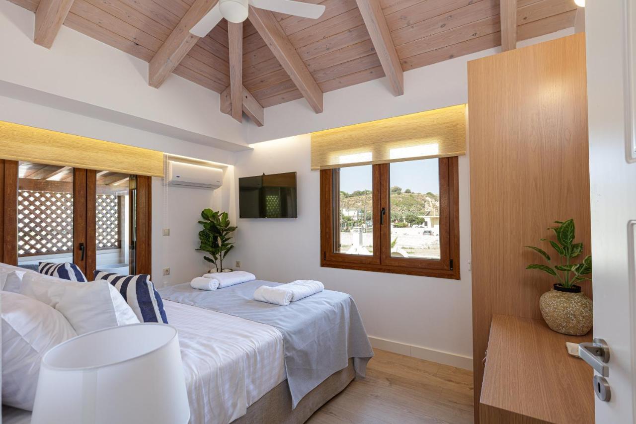 Villa Seashell -Wonderful Newly Renovated Villa On The Beach Galatas  Bagian luar foto