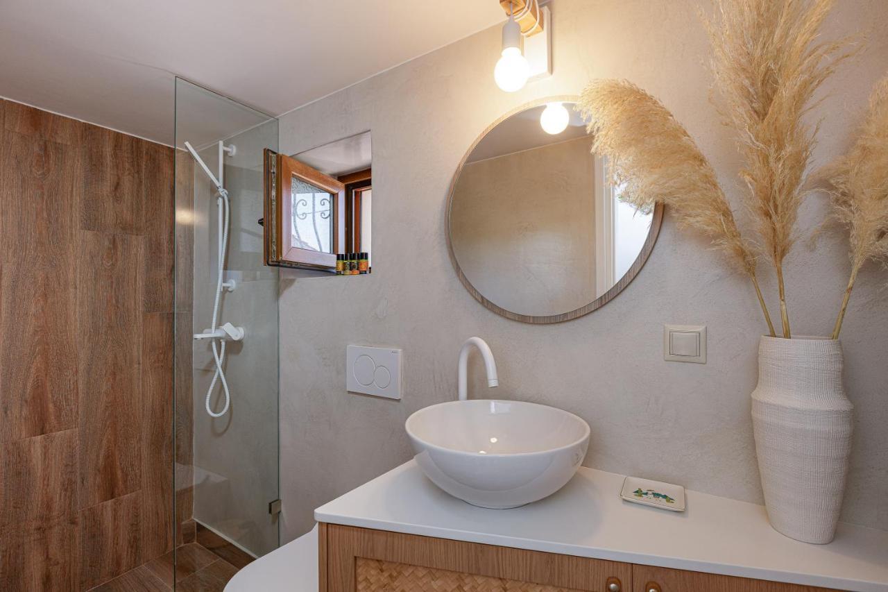 Villa Seashell -Wonderful Newly Renovated Villa On The Beach Galatas  Bagian luar foto