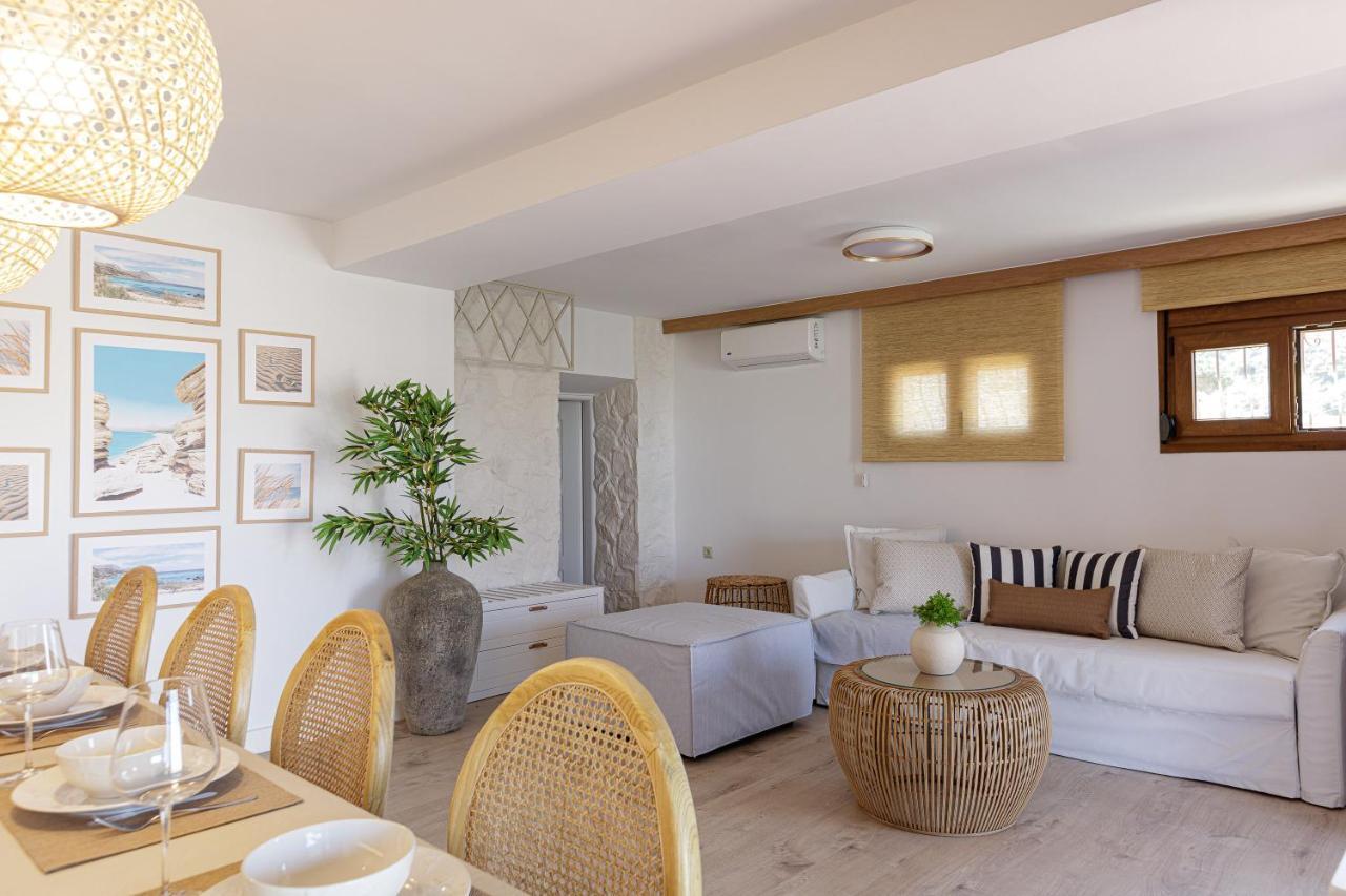 Villa Seashell -Wonderful Newly Renovated Villa On The Beach Galatas  Bagian luar foto