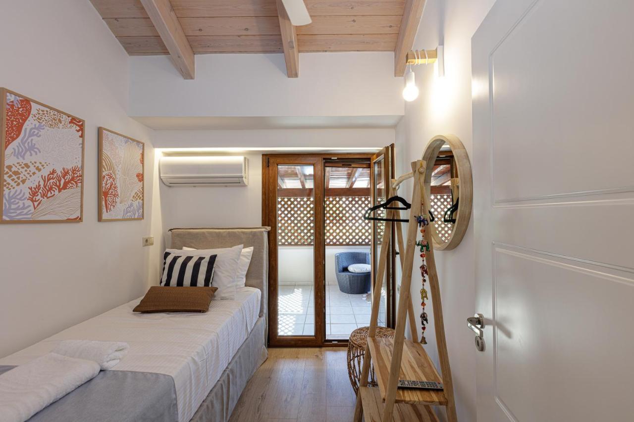 Villa Seashell -Wonderful Newly Renovated Villa On The Beach Galatas  Bagian luar foto