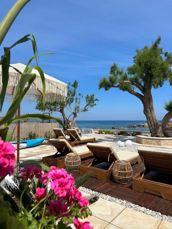Villa Seashell -Wonderful Newly Renovated Villa On The Beach Galatas  Bagian luar foto